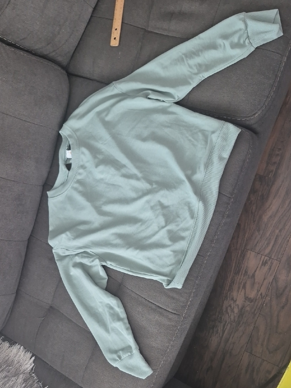 Avia Lightweigt Crewneck Open Back Top. Sizrle M